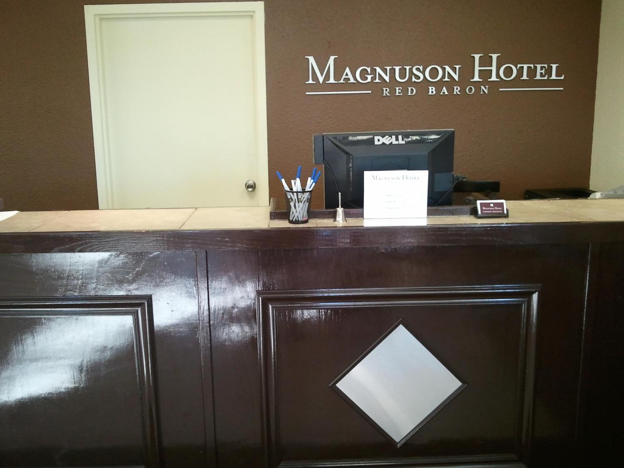 Magnuson Hotel Red Baron Гарден-Сіті Екстер'єр фото